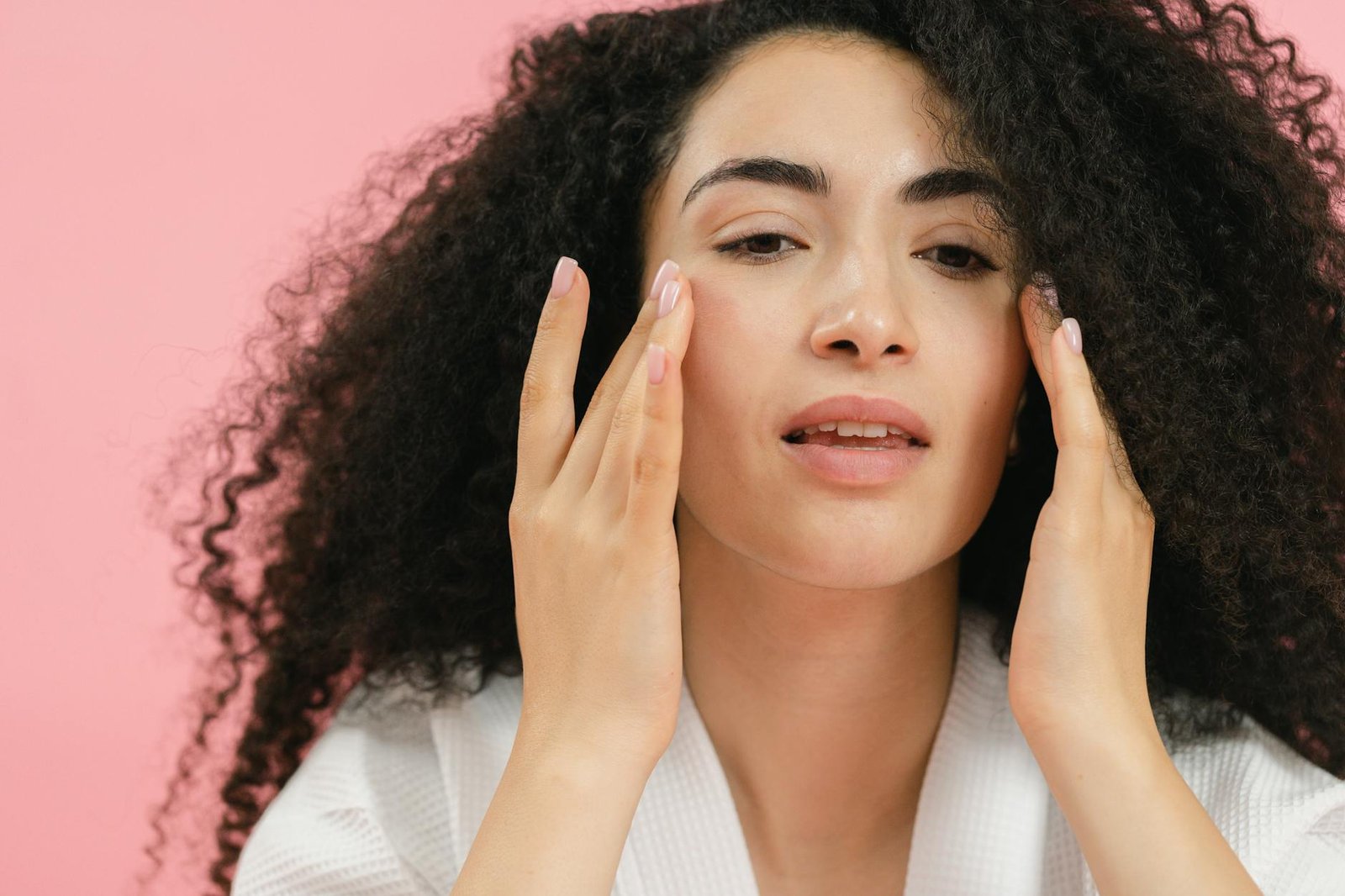 woman doing skin care. Descubre el secreto para una piel radiante